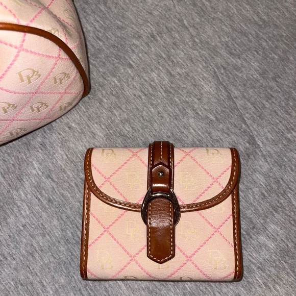 Dooney and Bourke pink barrel bag and wallet - Picture 4 of 4